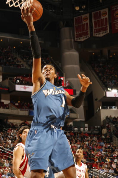 欧冠决赛用球谍照：包含白+深紫，灵感来自举办城市布达佩斯（欧冠决赛用球曝光：白+深紫配色，灵感源于布达佩斯）