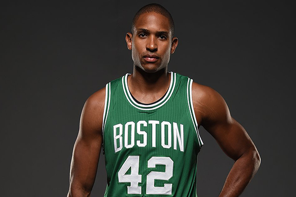 曼联英超15轮4-1胜狼队，近3轮不败，B费2射1传，助球队冲至第六，有望重返欧冠区。（英超第15轮，曼联4-1击退狼队，近三轮不败；B费2球1助助红魔升至第六，剑指欧冠区）