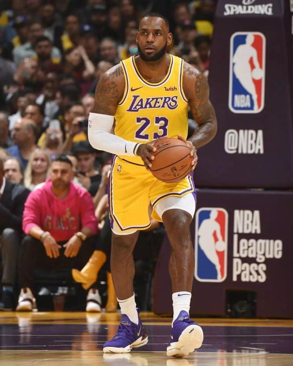 F1拉斯维加斯站：维斯塔潘夺冠！诺里斯第2，拉塞尔第3（F1拉斯维加斯大奖赛：维斯塔潘称雄，诺里斯亚军，拉塞尔季军）