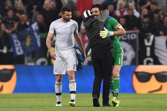 海廷加：奥斯梅恩和伊布、德罗巴一样强大，始终是一个威胁