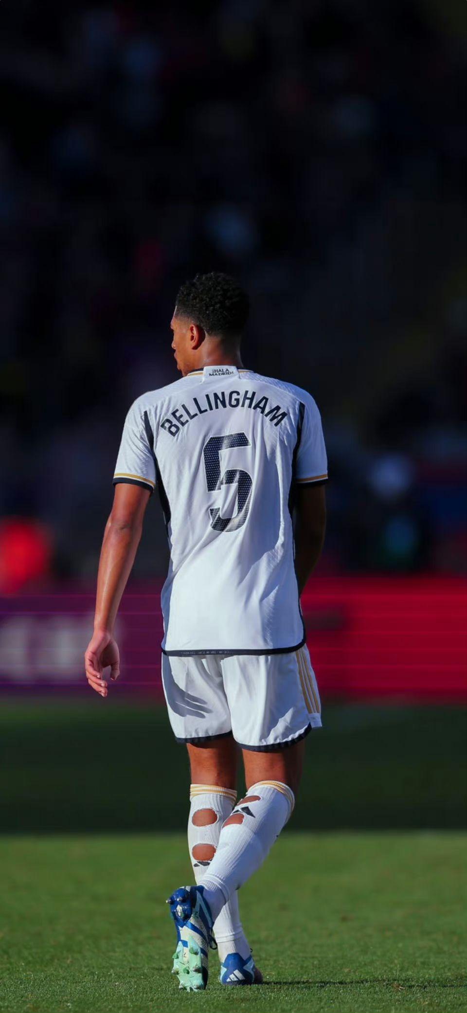 孙悦退役后与妻女定居美国，曾是NBA新星，早年受篮球启蒙，父母支持其篮球之路。（退役后孙悦携妻女定居美国：昔日NBA新星，自幼受篮球熏陶，在父母支持下走上篮坛之路）