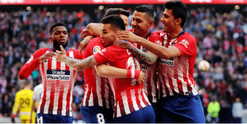 欧联比赛中一球员嘲讽对手鼻子形状，多名队友上前打抱不平（欧联赛场球员讥讽对手鼻型，多名队友上前声援）