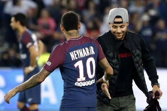 德转列英格兰球员身价TOP10：贝林厄姆1.6亿欧第1，埃泽上榜（德转公布英格兰球员身价前十榜：贝林厄姆以1.6亿欧居首，埃泽入选）